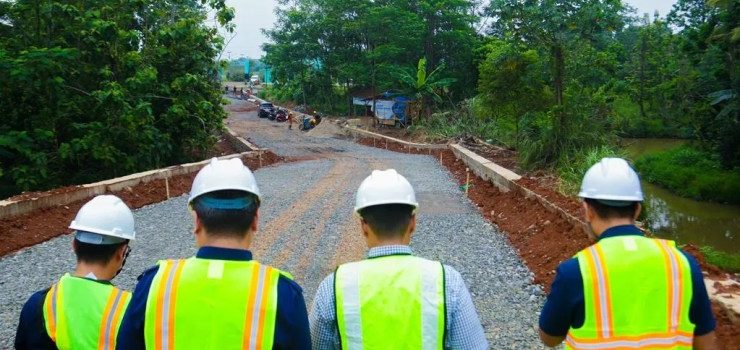 Pilar Saga Pastikan Pembangunan Jalan Akses Menuju TPU Sarimulya Berjalan Lancar